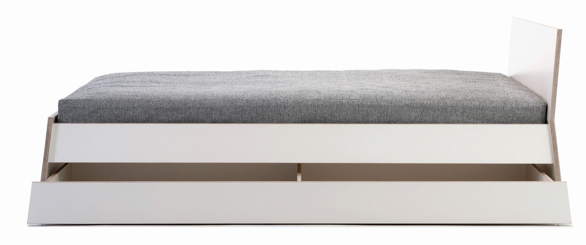 Stockholm Bett von Richard Lampert, Birke Multiplex, weiß lackiert, mit hohem Kopfteil.